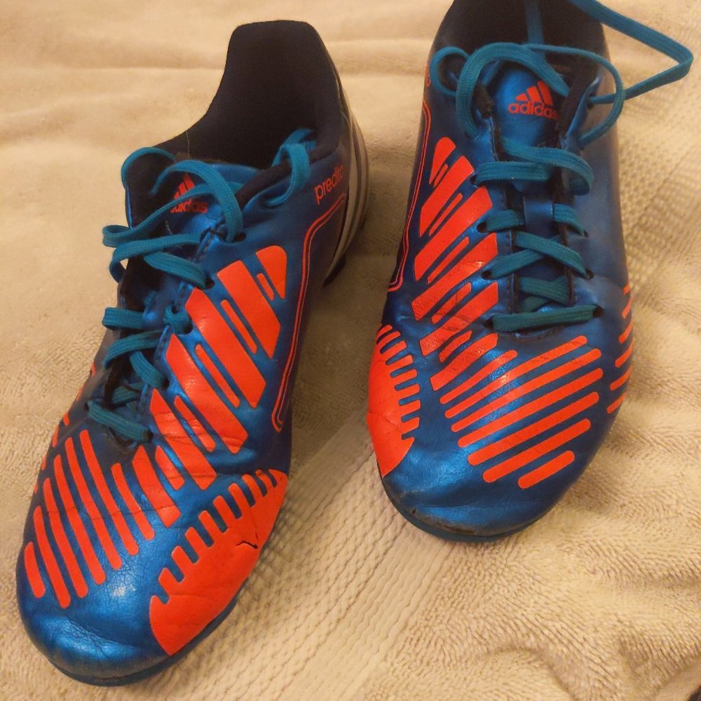Adidas boys soccer cleats sz 4
